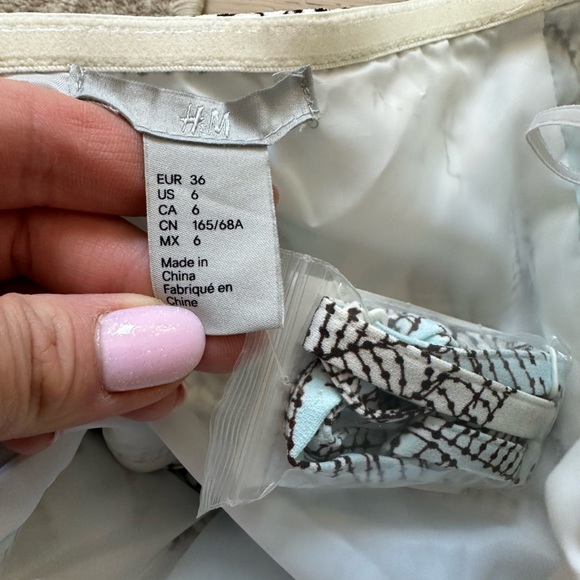 H&M Wide Leg Pant Jumpsuit New with Tags size 6 blue with leaf pattern - Picture 4 of 4